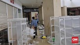 Warga Palu sendiri menolak jika mereka disebut melakukan penjarahan. Namun aksi tersebut terpaksa dilakukan untuk bertahan hidup setelah kota mereka diluluhlantakkan gempa. (CNN Indonesia/Adhi Wicaksono)