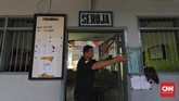 Kepala Lapas Palu, Adhi Yanriko memperlihatkan bagian dari tempat di bawah pengelolaan Ditjen PAS Kemenkumham yang rusak akibat gempa. (CNN Indonesia/Adhi Wicaksono)