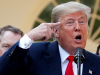 Di Tangan Trump: Huawei Diblokir, iPhone Terancam Tarif 10%
