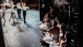 Menjadi murid di Paris Opera Ballet tidaklah mudah. Calon siswa harus lolos audisi dengan persaingan ketat yang digelar bulan Mei setiap tahunnya.