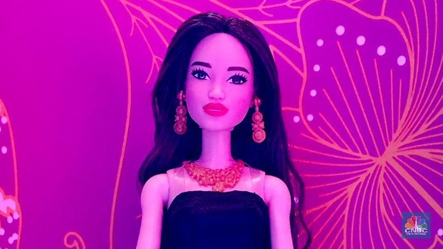 Produsen mainan Barbie, Mattel, ikut meramaikan hari batik nasional dengan mengenakan batik karya Irwan Tirta ke barbie-barbie cantik