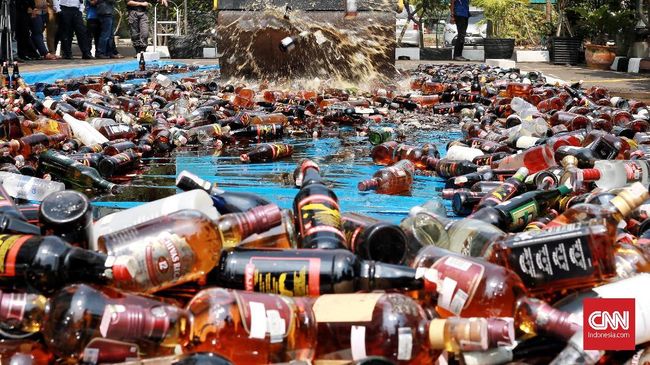 18 Ribu Botol Miras Dari Warung Jamu Dan Diskotek Dimusnahkan