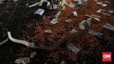 Hanya saja Polisi akan tetap menindak mereka yang mengambil barang bukan sesuai kebutuhan mendasar. Bahkan, hingga Selasa (2/10), ada 45 orang yang diamankan polisi karena aksi penjarahan. (CNN Indonesia/Adhi Wicaksono)