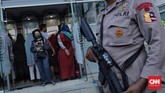 BRI mengirimkan teknisi untuk memperbaiki jaringan kerja BRI. Diperkirakan jaringan kantor dan layanan digital Bank BRI akan pulih pada 5 Oktober 2018.(CNNIndonesia/Adhi Wicaksono).