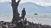 Warga melihat bagan miliknya yang hancur akibat gempa tsunami di kawasan Pantai Taipa, Palu Utara, Sulawesi Tengah, Senin (1/10). ANTARA FOTO/Muhammad Adimaja/nz/18