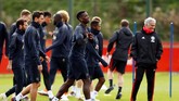 Jose Mourinho dan Paul Pogba berusaha menampakkan keceriaan meski tak saling tatap pada latihan di Carrington pada latihan sehari jelang Manchester United vs Valencia. (Reuters/Jason Cairnduff)