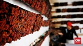 Alat Cetak dari kayu untuk motif Batik Betawi di sanggar Seraci dengan berbagai macam ukiran motif yang menjadi ciri khas batik Betawi. (CNN Indonesia/Andry Novelino)