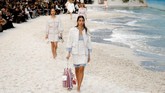 Untuk peragaan koleksi musim semi 2019, tema yang diusung adalah Pantai Sylt di perbatasan Jerman dan Denmark, di mana Karl menghabiskan satu liburannya di masa kecil. (REUTERS/Stephane Mahe)