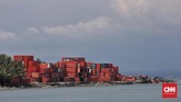 Tumpukan kontainer di pesisir kec benawa, Donggala, Sulawesi Tengah, yang diterjang tsunami pada 28 September 2018.(CNNIndonesia/Adhi Wicaksono)