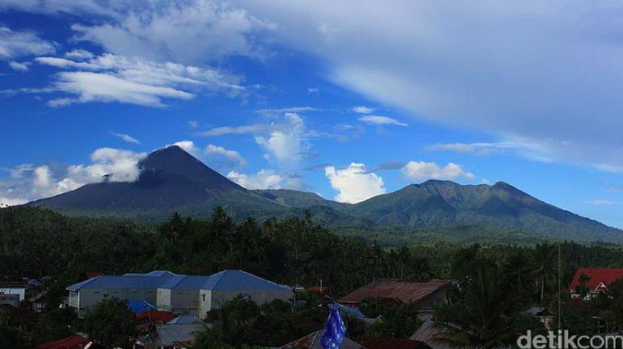 Erupsi terjadi dengan tinggi kolom abu teramati kurang lebih 4.000 m di atas puncak
