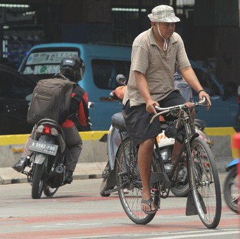 Kisah Ojek Ontel yang Bertahan di Tengah Serbuan Ojek Online
