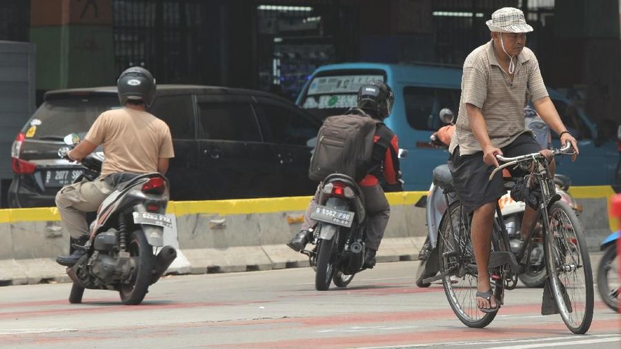 Di tengah era transportasi umum yang semakin maju para pengojek sepeda mengalami sepinya penumpang.