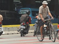 Kisah Ojek Ontel yang Bertahan di Tengah Serbuan Ojek Online
