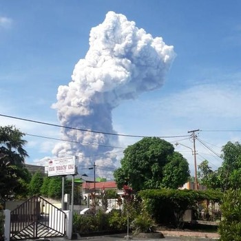 Penampakan Erupsi Gunung Soputan Pagi Ini