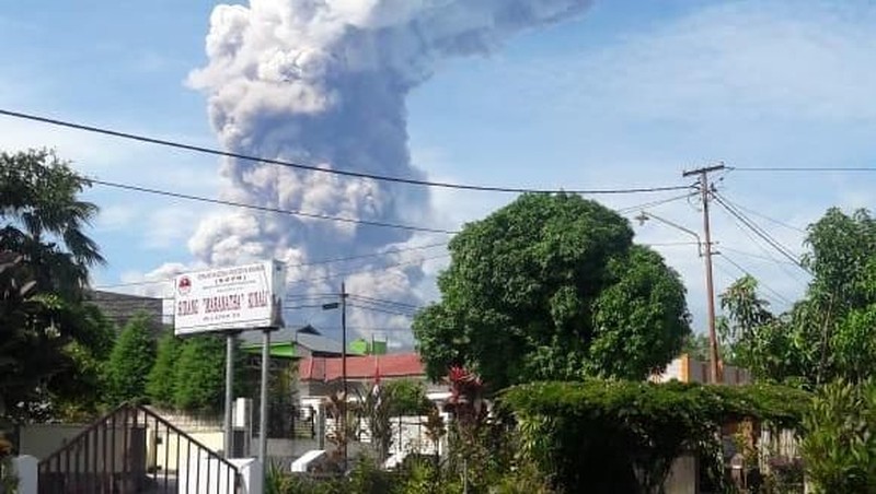 Pos Pengamatan Gunung Soputan PVMBG melaporkan tinggi kolom abu vulkanik teramati sekitar 4.000 meter di atas puncak kawah.