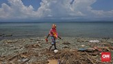 Seorang warga melintas di pesisir kecamatan benawa, Donggala, Sulawesi Tengah yang masih berantakan akibat terjangan gempa dan tsunami, 3 Oktober 2018.(CNNIndonesia/Adhi Wicaksono)