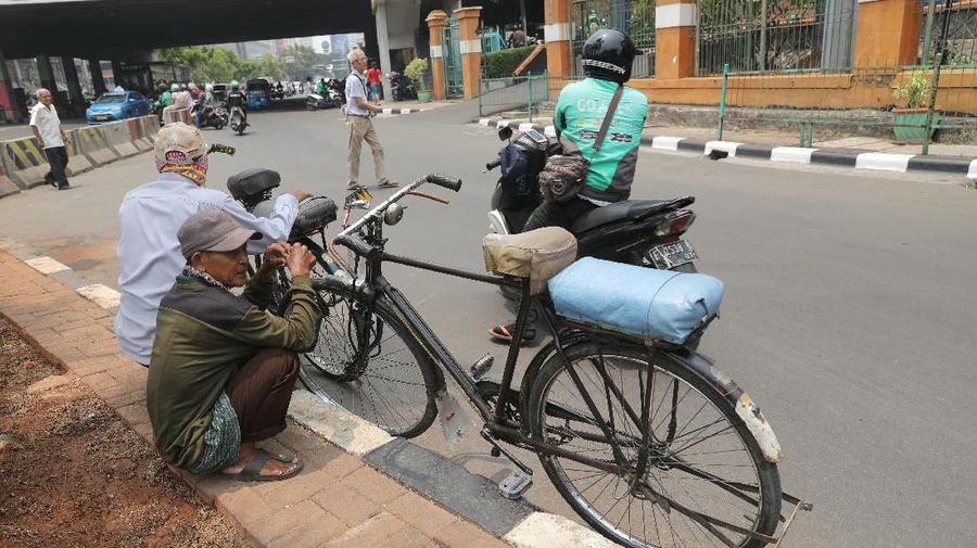 Di tengah era transportasi umum yang semakin maju para pengojek sepeda mengalami sepinya penumpang.