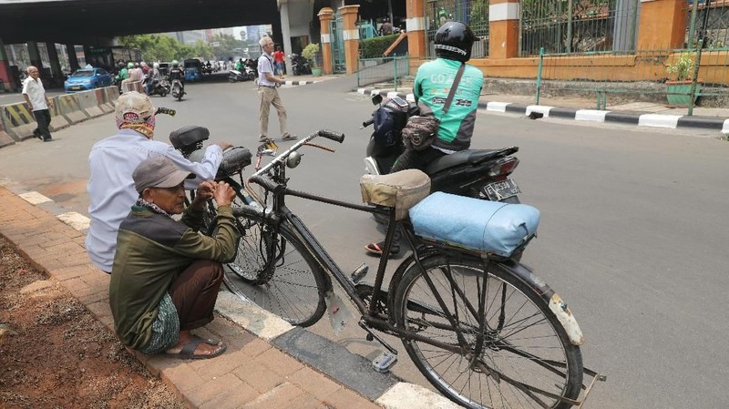 Di tengah era transportasi umum yang semakin maju para pengojek sepeda mengalami sepinya penumpang.