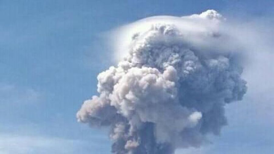 Pos Pengamatan Gunung Soputan PVMBG melaporkan tinggi kolom abu vulkanik teramati sekitar 4.000 meter di atas puncak kawah.