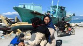 Masyarakat Palu sendiri kini berbondong-bondong meninggalkan daerahnya untuk mencari tempat yang lebih aman. TNI AU dan TNI AD menyediakan kapal dan pesawat gratis untuk mengangkut korban terdampak. (AFP PHOTO / JEWEL SAMAD)