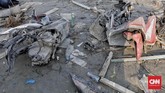 Salah satu saksi mata menyebutkan pada hari minggu banyak orang-orang yang mengambil barang-barang di daerah tersebut, mulai dari mencari bensin hingga akhirnya melucuti suku cadang kendaraan yang bisa dilepas. (CNN Indonesia/Adhi Wicaksono)