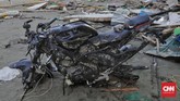 Sepeda motor yang ditinggal pemiliknya pun menjadi korban para penjarah di Palu, Sulawesi Tengah, Rabu, 3 Oktober 2018. (CNN Indonesia/Adhi Wicaksono)