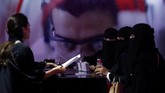 Saat ini jumlah perempuan di Arab Saudi hanya 22 persen, dan akan ditingkatkan menjadi 30 persen pada 2030. (REUTERS/Stringer)