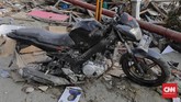 Sepeda motor korban bencana gempa dengan kondisi pelek bagian belakang hilang. (CNN Indonesia/Adhi Wicaksono)