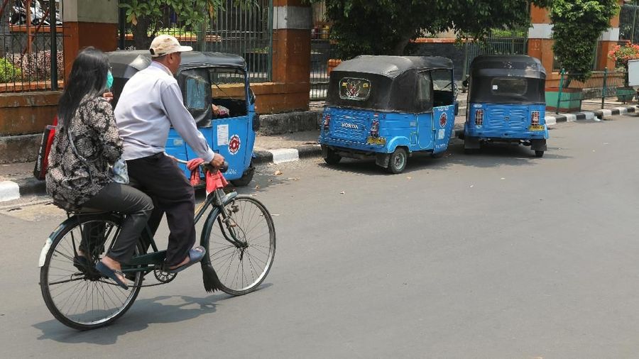Di tengah era transportasi umum yang semakin maju para pengojek sepeda mengalami sepinya penumpang.