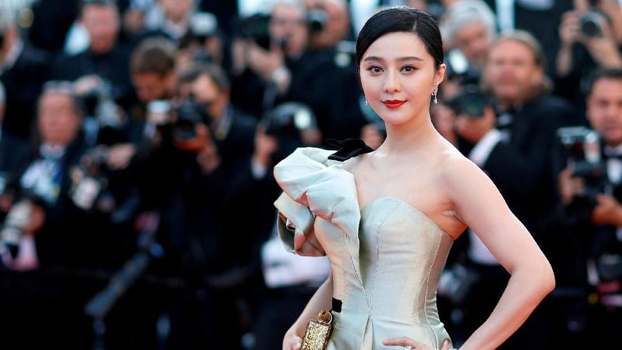 Aktris Fan Bingbing jualan produk kecantikan, salah satunya masker wajah berlian seharga Rp 2 juta yang langsung ludes. 