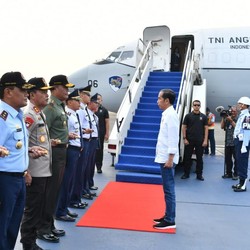 Kunjungi Korban Gempa, Jokowi Gelar Rapat di Bandara Lombok