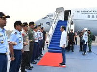 Kunjungi Korban Gempa, Jokowi Gelar Rapat di Bandara Lombok