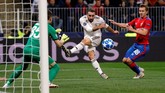 Bek kanan Real Madrid, Dani Carvajal mencoba melepaskan tembakan. Total Madrid melepaskan 26 tembakan ke gawang CSKA namun tak satu pun berbuah gol. (REUTERS/Tatyana Makeyeva)
