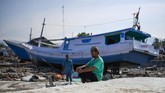 Pada Rabu (3/1), lebih dari 519 korban tewas telah dimakamkan secara massal sejak dua hari lalu. Pemerintah memutuskan untuk memakamkan massal korban yang telah teridentifikasi atas alasan kesehatan dan agama. (AFP PHOTO / JEWEL SAMAD)
