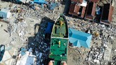 Lebih dari 1.400 orang dinyatakan tewas karena gempa dan tsunami yang menghantam Palu pada Jumat (28/9) petang itu dan menyebabkan belasan ribu orang lain mengungsi. (AFP PHOTO / JEWEL SAMAD)