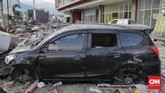 Mobil yang hancur terkena bencana gempa bumi berkekuatan 7,4 Magnitudo dipereteli pada bagian pelek di Palu, Sulawesi Tengah, Rabu, 3 Oktober 2018. (CNN Indonesia/Adhi Wicaksono)