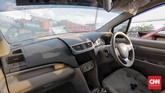 Para pelaku memaksa masuk ke interior mobil dengan memecahkan kaca. Sistem audio menjadi sasaran jarahan mereka di Palu, Sulawesi Tengah, Rabu, 3 Oktober 2018. (CNN Indonesia/Adhi Wicaksono)
