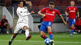 Winger CSKA Mowkow Nikola Vlasic membobol gawang Real Madrid saat laga baru berjalan dua menit di Stadion Luzhniki, Selasa (2/9). (REUTERS/Sergei Karpukhin)