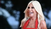 Namun Donatella Versace mengaku ketagihan operasi plastik hingga wajahnya kini nyaris tak dikenal seperti dahulu. Foto ini diambil pada 31 Agustus 2018. (AFP PHOTO / Filippo MONTEFORTE)