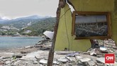 Desa Loli Pesua di kabupaten Donggala luluh lantak akibat gempa dan tsunami pada akhir pekan lalu. Sebuah rumah di desa pesisir itu hancur akibat terjangan tsunami. (CNNIndonesia/Adhi Wicaksono)