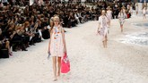 Chanel selalu membawa secuil dunia nyata dan membawanya ke tengah kota Paris, menyulap Grand Palais dengan konstruksi rumit dan unik. (REUTERS/Stephane Mahe)