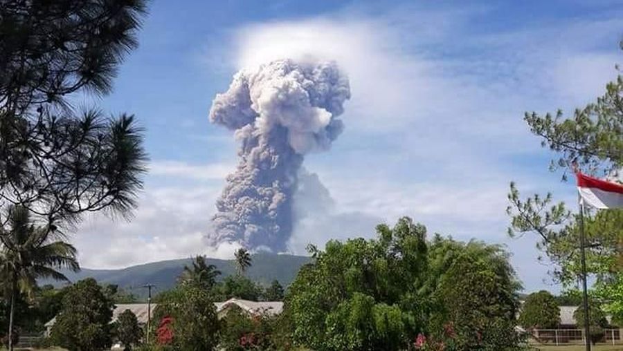 Pos Pengamatan Gunung Soputan PVMBG melaporkan tinggi kolom abu vulkanik teramati sekitar 4.000 meter di atas puncak kawah.