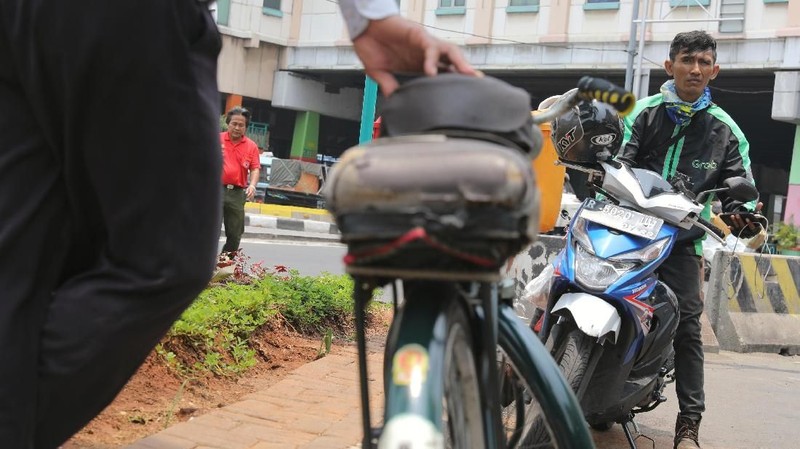 Di tengah era transportasi umum yang semakin maju para pengojek sepeda mengalami sepinya penumpang.