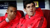 Kiper Real Madrid Thibaut Courtois (kanan) terperangah melihat dari bangku cadangan gawang Madrid sudah kebobolan di awal laga. Courtois dicadangkan dan Navas dimainkan pada laga tersebut. (REUTERS/Sergei Karpukhin)