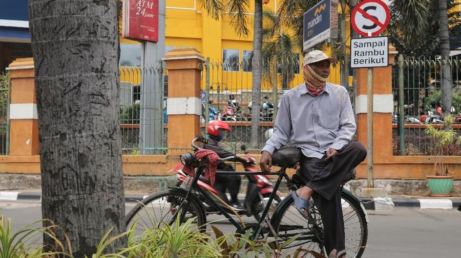 Di tengah era transportasi umum yang semakin maju para pengojek sepeda mengalami sepinya penumpang.