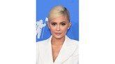 Sejumlah rumor beredar mengenai Kylie Jenner yang wajahnya kini amat berbeda dibanding dahulu kala. Ia menyangkal pernah operasi plastik, ia mengaku hanya melakukan suntik filler di bibir. (Jamie McCarthy/Getty Images/AFP)