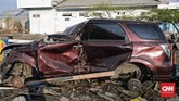 Sejumlah spare part seperti pelek, ban, bumper, lampu yang menjadi bagian dari kendaraan dicuri para pelaku di Palu, Sulawesi Tengah, Rabu, 3 Oktober 2018. (CNN Indonesia/Adhi Wicaksono)