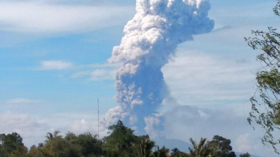 Pos Pengamatan Gunung Soputan PVMBG melaporkan tinggi kolom abu vulkanik teramati sekitar 4.000 meter di atas puncak kawah.