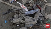 Sepeda motor ini dibiarkan pelaku dalam kondisi pelek hilang. Mereka mencari komponen yang masih bisa digunakan. (CNN Indonesia/Adhi Wicaksono)