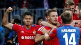 Nikola Vlasic disambut seperti pahlawan oleh rekan-rekan setimnya setelah membobol gawang Madrid yang dijaga Keylor Navas. (REUTERS/Sergei Karpukhin)